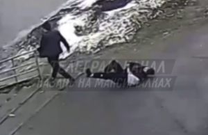 В Казани парень на остановке вырубил возлюбленную