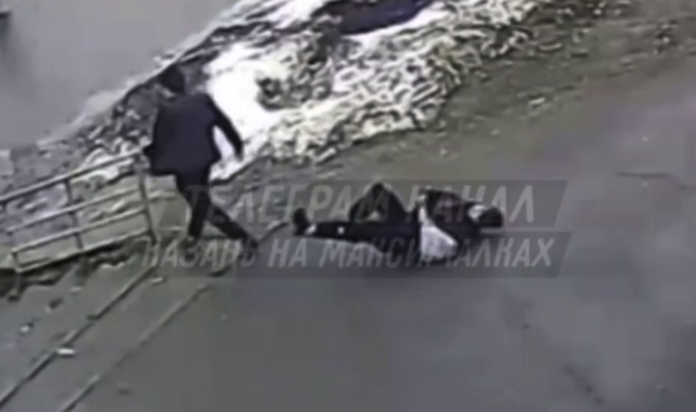 В Казани парень на остановке вырубил возлюбленную