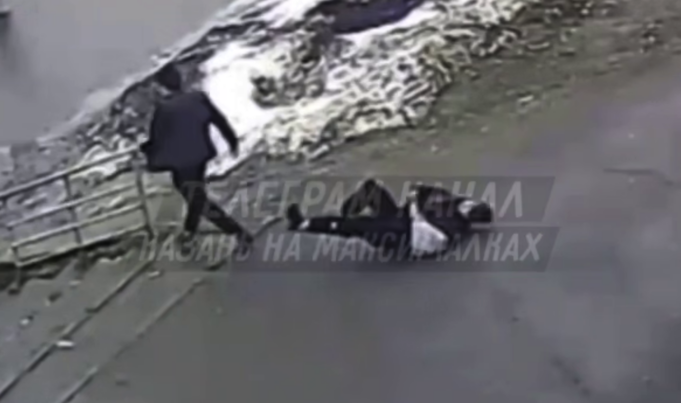 В Казани парень на остановке вырубил возлюбленную В Казани парень на остановке вырубил возлюбленную