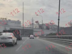 Обычное утро среды в столице. Две лошади — черная и рыжая — несутся по МКАДУ. Обычное утро среды в столице. Две лошади — черная и рыжая — несутся по МКАДУ.