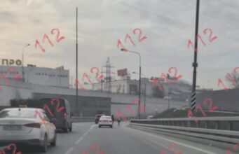 Обычное утро среды в столице. Две лошади — черная и рыжая — несутся по МКАДУ.