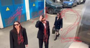 Футболист Федор Смолов прибыл в суд со своей женой Кариной Истоминой по делу о драке в Кофемании.