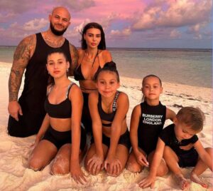 Джиган и Оксана Самойлова развелись после 13 лет брака.