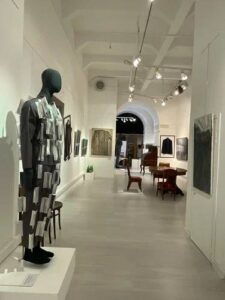 «Украли около 20 картин, а теперь угрожают и вымогают деньги!»