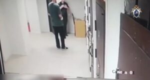 СК Подмосковья публикует кадры, на которых задержанный за оборот оружия мужчина избивает двух полице