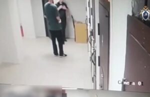 СК Подмосковья публикует кадры, на которых задержанный за оборот оружия мужчина избивает двух полице
