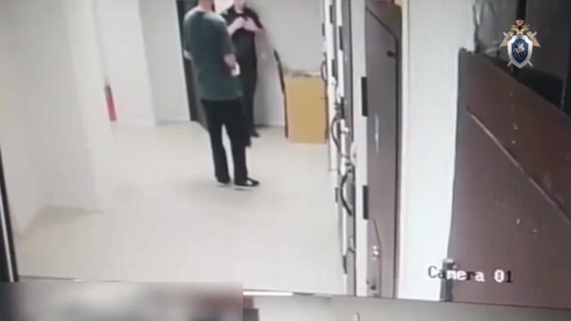 СК Подмосковья публикует кадры, на которых задержанный за оборот оружия мужчина избивает двух полице