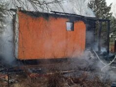 Мать выбросила ребенка из окна, спасая его от пожара.