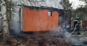 Мать выбросила ребенка из окна, спасая его от пожара.