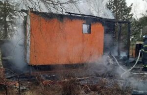 Мать выбросила ребенка из окна, спасая его от пожара. Мать выбросила ребенка из окна, спасая его от пожара.