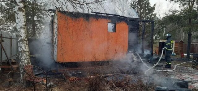 Мать выбросила ребенка из окна, спасая его от пожара.