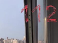 Робот-мойщик окон сорвался с 16-го этажа и приземлился на лобовое стекло автомобиля.