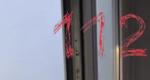 Робот-мойщик окон сорвался с 16-го этажа и приземлился на лобовое стекло автомобиля.