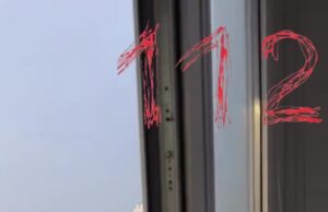 Робот-мойщик окон сорвался с 16-го этажа и приземлился на лобовое стекло автомобиля.