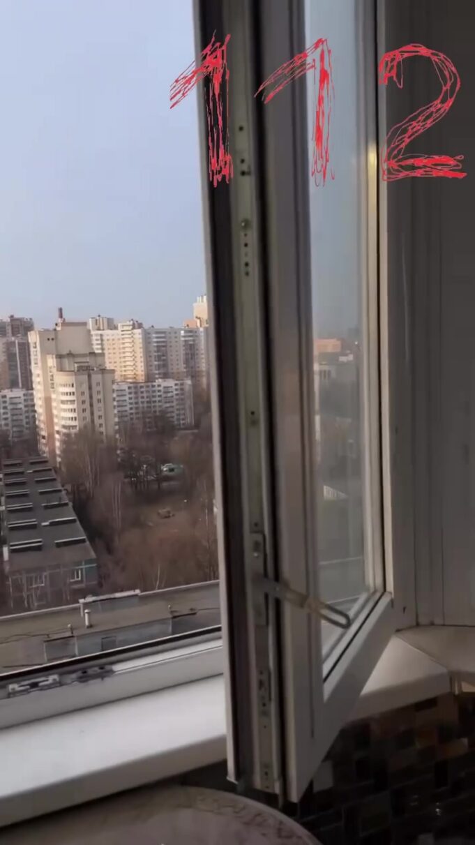 Робот-мойщик окон сорвался с 16-го этажа и приземлился на лобовое стекло автомобиля.