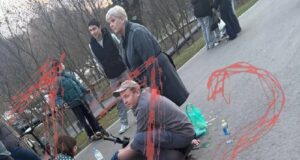 Подростки на электросамокате сбили пенсионера в московском Чертанове и скрылись.
