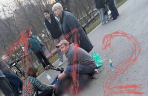 Подростки на электросамокате сбили пенсионера в московском Чертанове и скрылись. Подростки на электросамокате сбили пенсионера в московском Чертанове и скрылись.