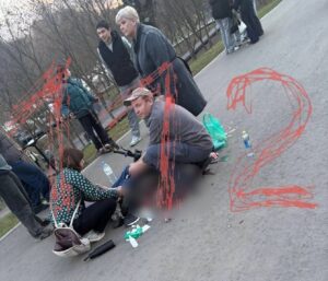 Подростки на электросамокате сбили пенсионера в московском Чертанове и скрылись.