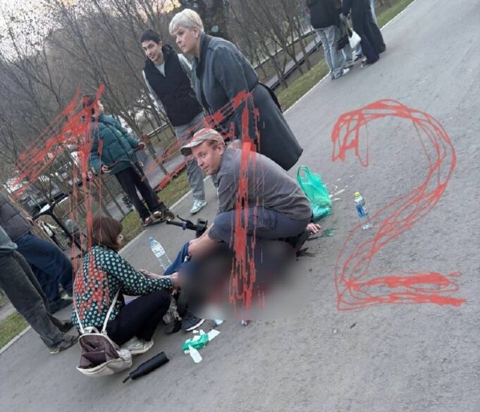 Подростки на электросамокате сбили пенсионера в московском Чертанове и скрылись. Подростки на электросамокате сбили пенсионера в московском Чертанове и скрылись.