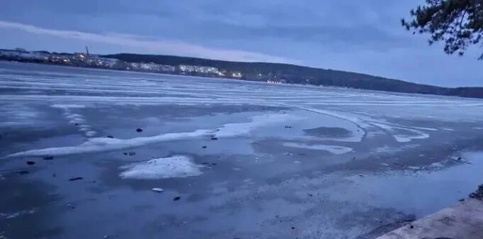 Трое детей провалились под лёд на пруду в Свердловской области, один погиб. Прокуратура начала проверку. Трое детей провалились под лёд на пруду в Свердловской области, один погиб. Прокуратура начала прове