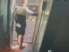 Пассажир вытолкнул проводницу поезда Челябинск — Санкт-Петербург на станции Перово. У женщины перело