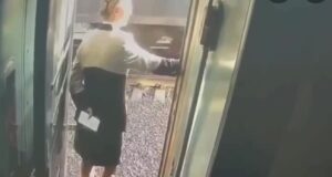 Пассажир вытолкнул проводницу поезда Челябинск — Санкт-Петербург на станции Перово. У женщины перело