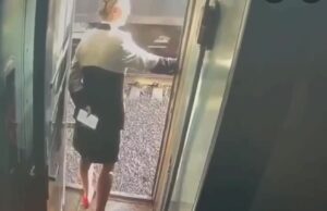 Пассажир вытолкнул проводницу поезда Челябинск — Санкт-Петербург на станции Перово. У женщины перело