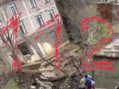 Грунт продолжает сыпаться из-под соседних зданий рядом с рухнувшим домом. Сейчас под угрозой обрушения находятся три сос Грунт продолжает сыпаться из-под соседних зданий рядом с рухнувшим домом. Сейчас под угрозой обрушен