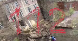 Грунт продолжает сыпаться из-под соседних зданий рядом с рухнувшим домом. Сейчас под угрозой обрушен
