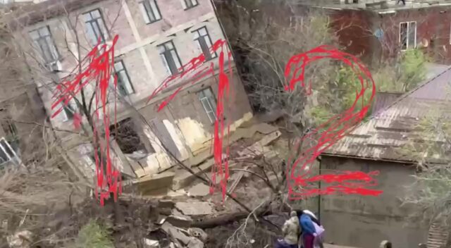 Грунт продолжает сыпаться из-под соседних зданий рядом с рухнувшим домом. Сейчас под угрозой обрушен