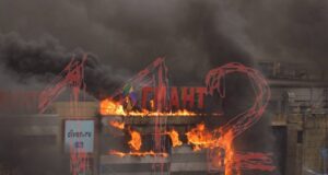 Площадь пожара ТЦ «Гиант» составляет около 500 кв. метров. Площадь пожара ТЦ «Гиант» составляет около 500 кв. метров.