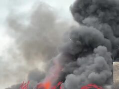 Площадь пожара в калининградском ТЦ выросла до 1000 кв. метров, огонь перекинулся на машины. Площадь пожара в калининградском ТЦ выросла до 1000 кв. метров, огонь перекинулся на машины.