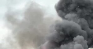 Площадь пожара в калининградском ТЦ выросла до 1000 кв. метров, огонь перекинулся на машины. Площадь пожара в калининградском ТЦ выросла до 1000 кв. метров, огонь перекинулся на машины.