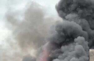 Площадь пожара в калининградском ТЦ выросла до 1000 кв. метров, огонь перекинулся на машины. Площадь пожара в калининградском ТЦ выросла до 1000 кв. метров, огонь перекинулся на машины.