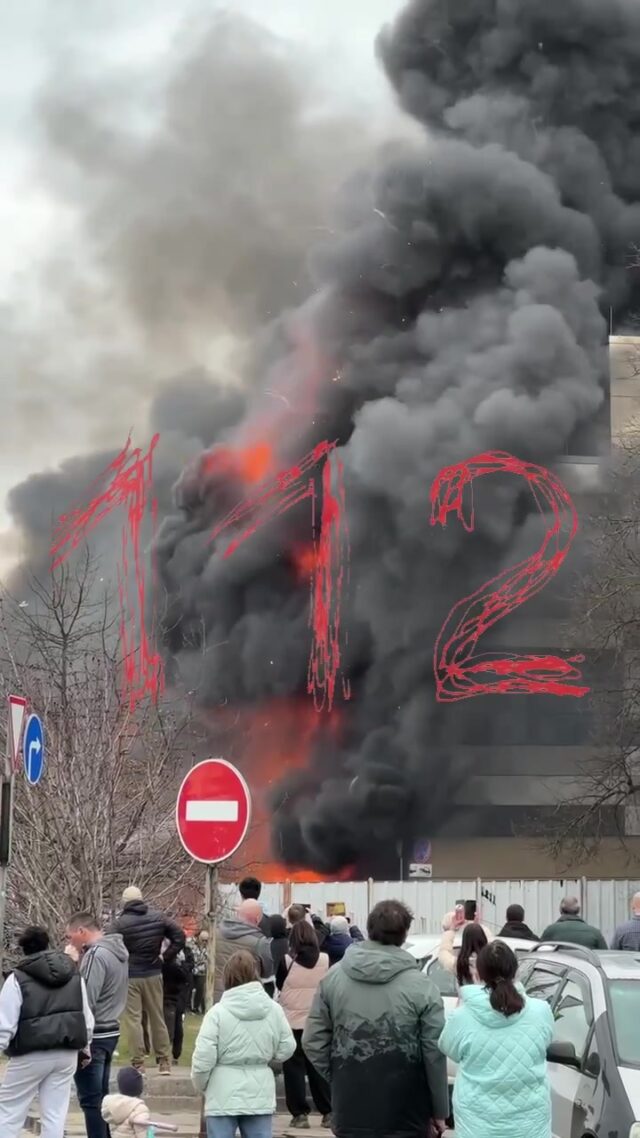 Площадь пожара в калининградском ТЦ выросла до 1000 кв. метров, огонь перекинулся на машины. Площадь пожара в калининградском ТЦ выросла до 1000 кв. метров, огонь перекинулся на машины.