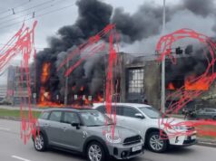 По словам очевидцев, сначала загорелась одна из припаркованных машин, после чего пламя быстро переки