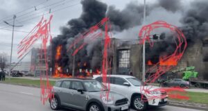 По словам очевидцев, сначала загорелась одна из припаркованных машин, после чего пламя быстро перекинулось на торговый ц По словам очевидцев, сначала загорелась одна из припаркованных машин, после чего пламя быстро переки