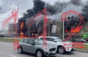 По словам очевидцев, сначала загорелась одна из припаркованных машин, после чего пламя быстро переки