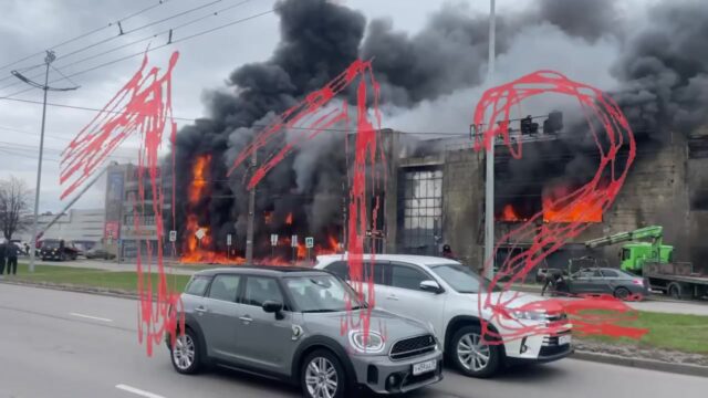 По словам очевидцев, сначала загорелась одна из припаркованных машин, после чего пламя быстро переки