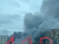 Двоих пострадавших при пожаре в ТЦ госпитализировали, их состояние стабильное.