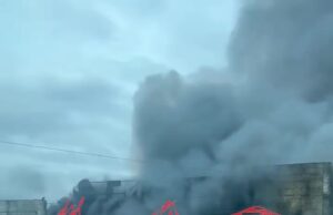 Двоих пострадавших при пожаре в ТЦ госпитализировали, их состояние стабильное.