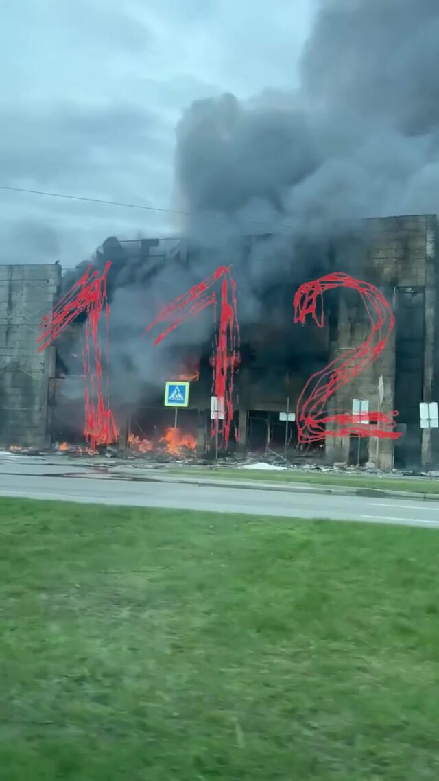 Двоих пострадавших при пожаре в ТЦ госпитализировали, их состояние стабильное.