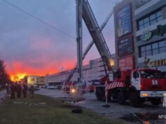 Четыре человека пострадали при пожаре в ТЦ «Гиант», среди них двое пожарных. Все доставлены в больницу, угрозы их жизни Четыре человека пострадали при пожаре в ТЦ «Гиант», среди них двое пожарных. Все доставлены в больни