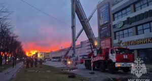 Четыре человека пострадали при пожаре в ТЦ «Гиант», среди них двое пожарных. Все доставлены в больни
