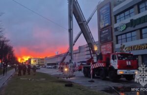 Четыре человека пострадали при пожаре в ТЦ «Гиант», среди них двое пожарных. Все доставлены в больни