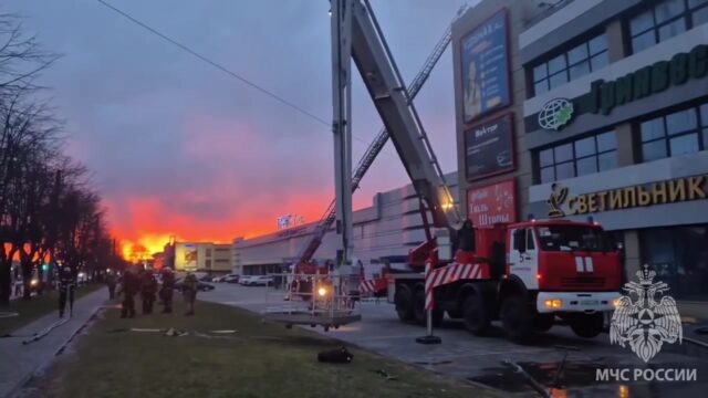 Четыре человека пострадали при пожаре в ТЦ «Гиант», среди них двое пожарных. Все доставлены в больни