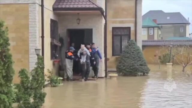 Три человека погибли в результате потопов в Дагестане. Еще одну женщину ищут. Три человека погибли в результате потопов в Дагестане. Еще одну женщину ищут.