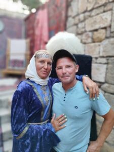 Мужчина перепутал газ с тормозом и насмерть задавил жену в Ленобласти.