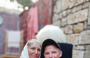 Мужчина перепутал газ с тормозом и насмерть задавил жену в Ленобласти.