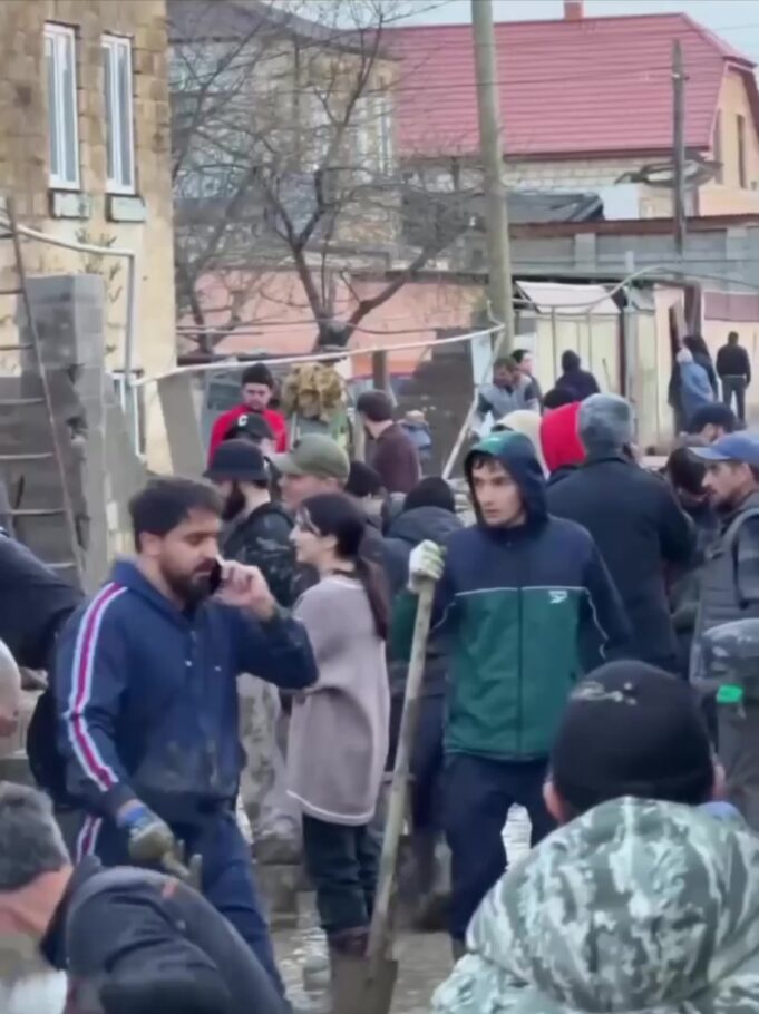 Шесть человек, в том числе два ребенка погибли в результате наводнения в Дагестане.